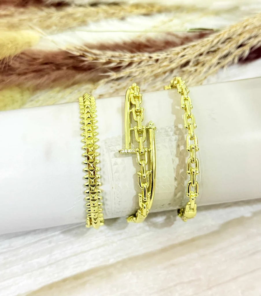 طقم أساور باللون الذهبي