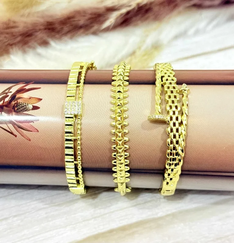 طقم أساور باللون الذهبي من ثلاث حبات