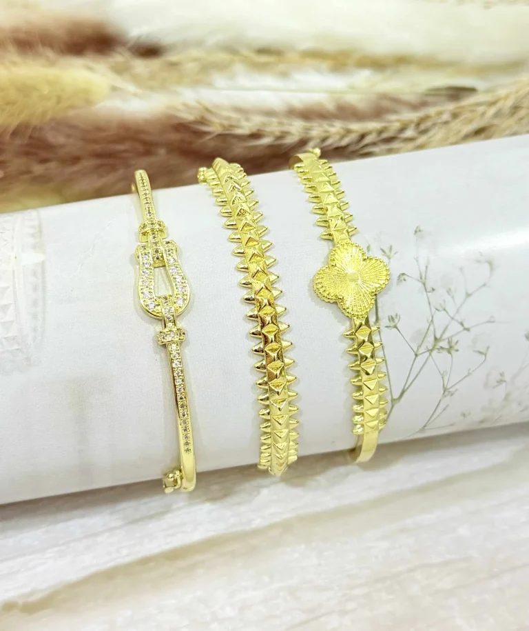 مجموعه أساور باللون الذهبي