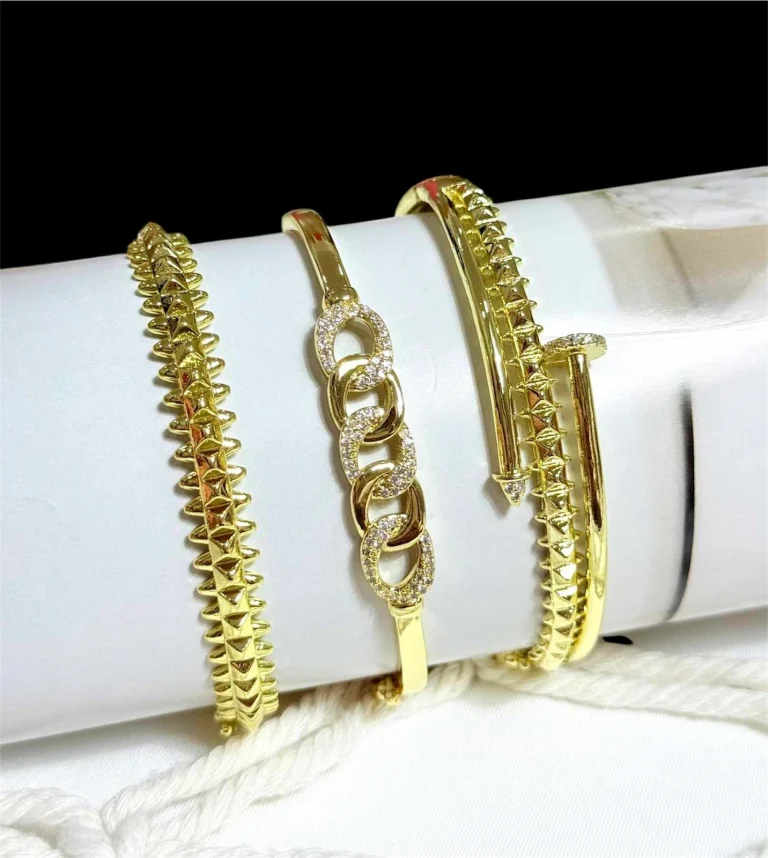 طقم أساور باللون الذهبي