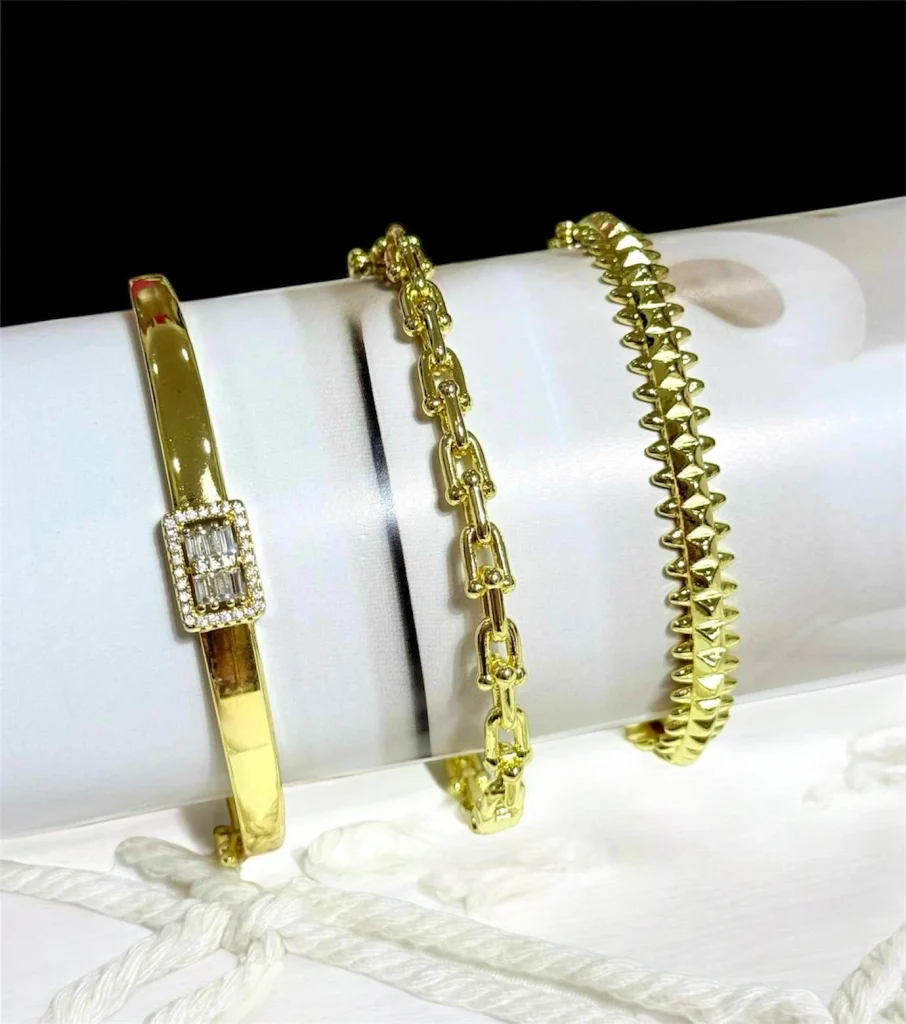 طقم أساور مميزة باللون الذهبي