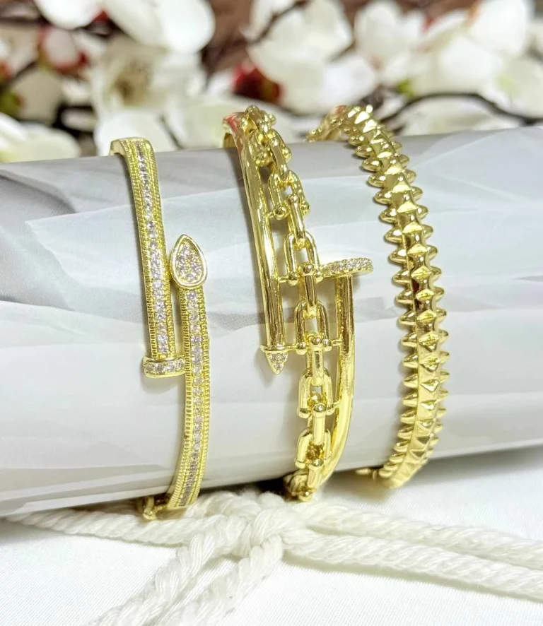 مجموعه أساور باللون الذهبي