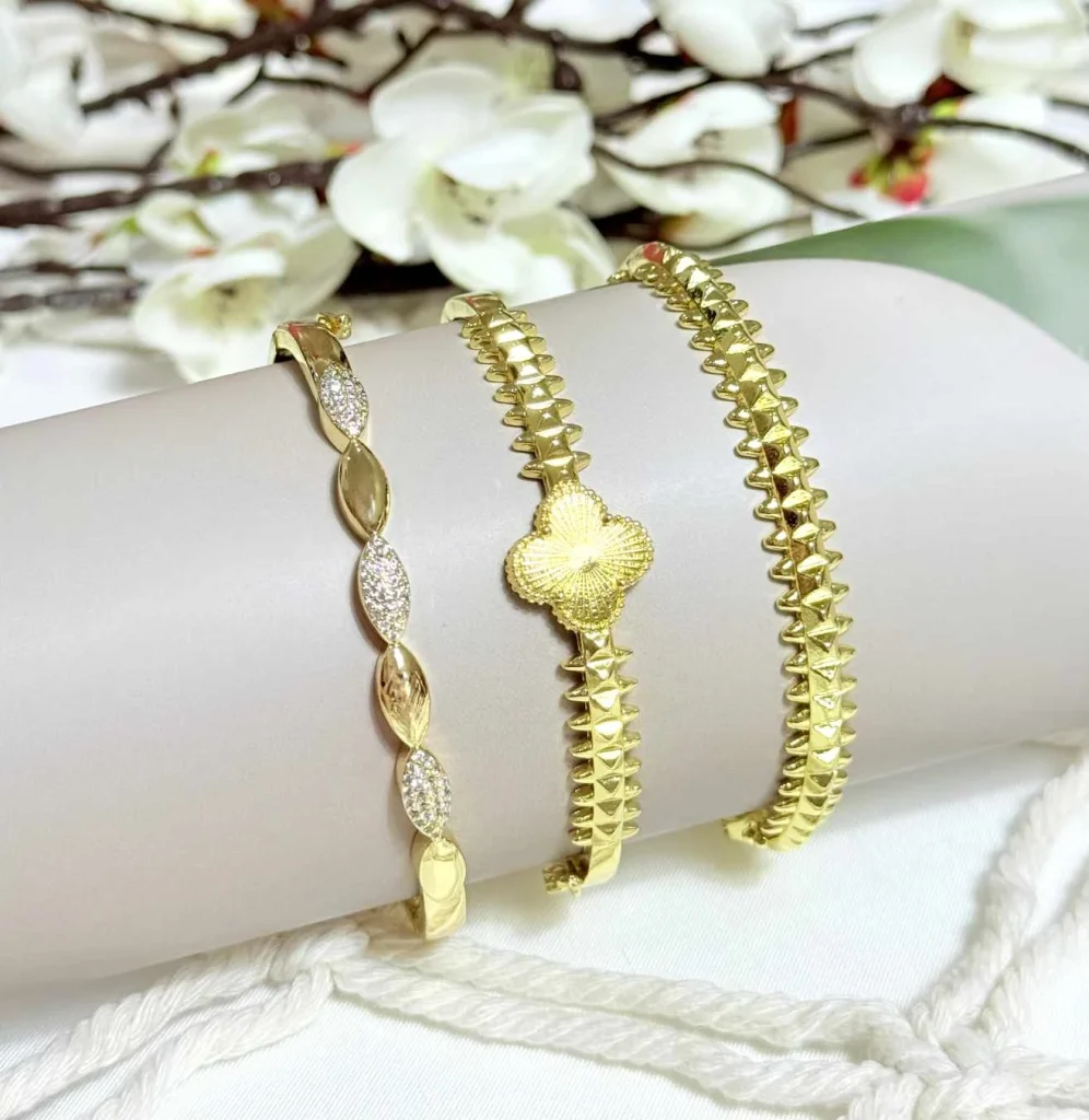 طقم اساور باللون الذهبي