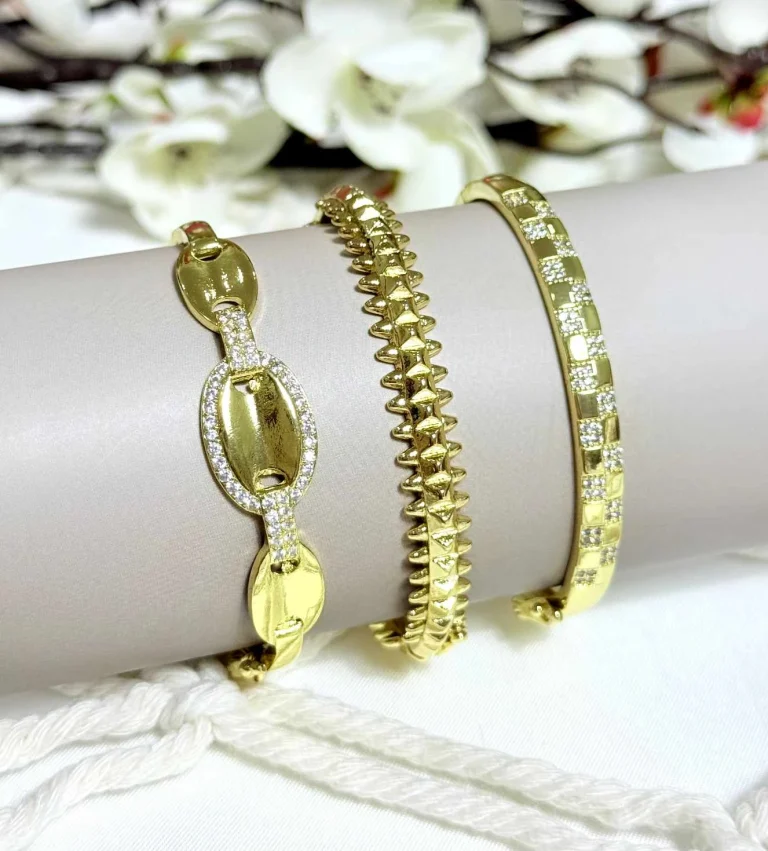 ثلاث أساور أنيقة باللون الذهبي