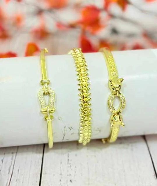 طقم اكسسوار باللون الذهبي