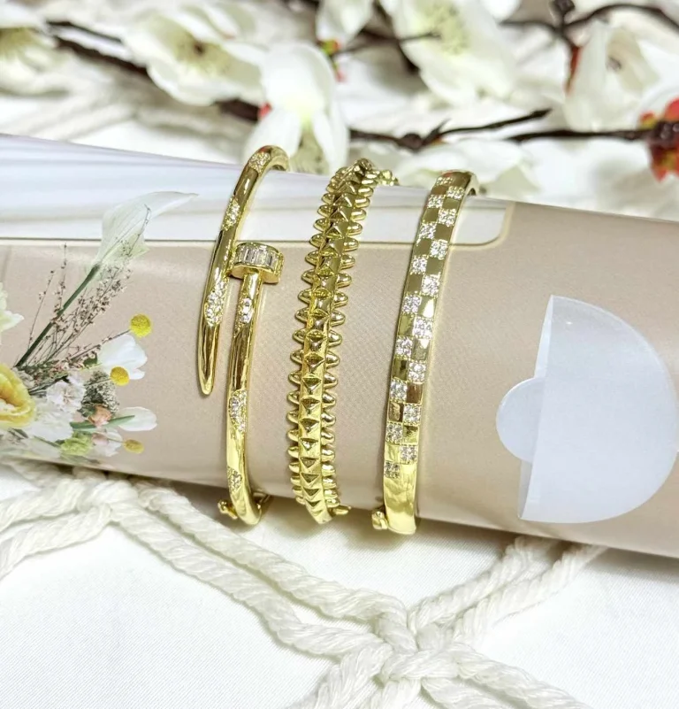 مجموعة أساور من ثلاث قطع