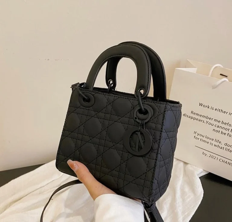 حقيبه نسائيه مميزه باللون الاسود المطفي حجم وسط