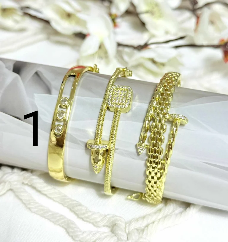 مجموعة من أطقم الأساور المميزة