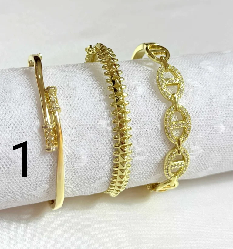 أطقم أساور باللون الذهبي بأشكال عديدة