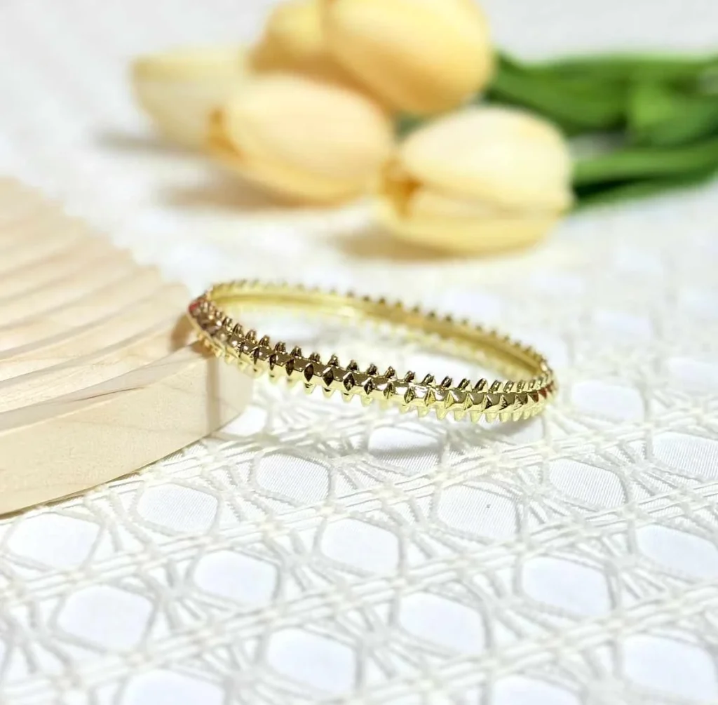 طقم أساور باللون الذهبي ثلاث حبات