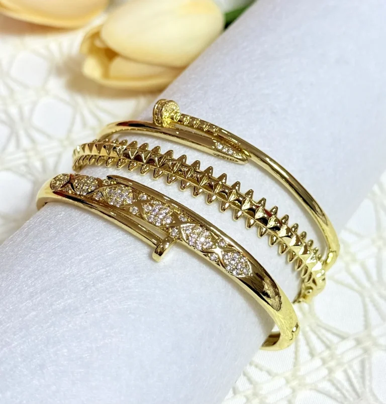 طقم أساور باللون الذهبي