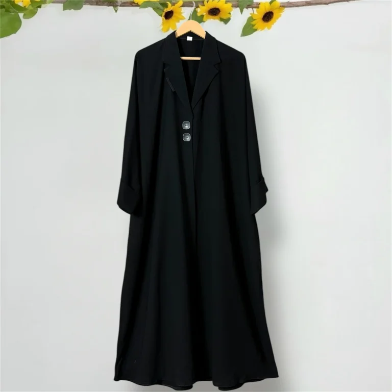 عباية كويتيّة باللون الأسود مع طرحة سادة