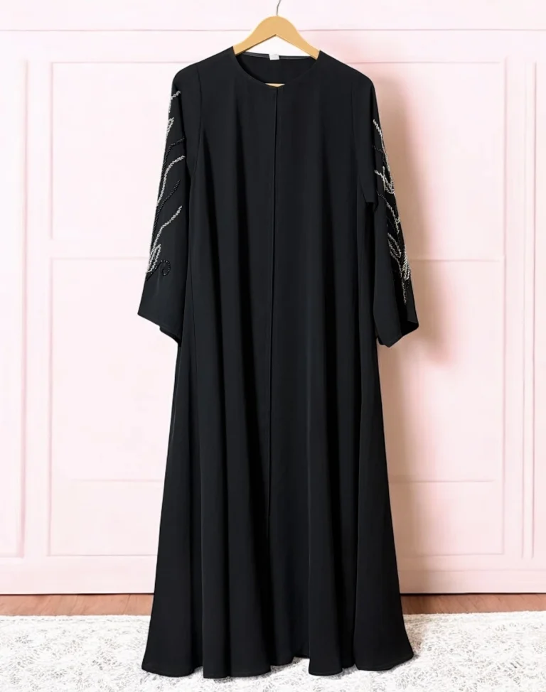 عباية كويتية فاخرة بخامة الإنترنت مع تطريز فضي وأسود