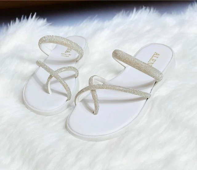 حذاء مفتوح بتصميم أنيق ولمسة فاخرة