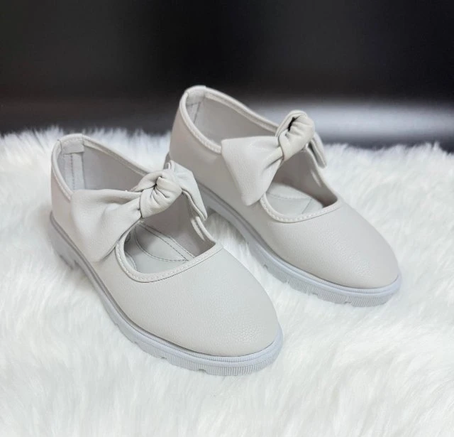 حذاء نسائي بتصميم عصري ومتانة عالية