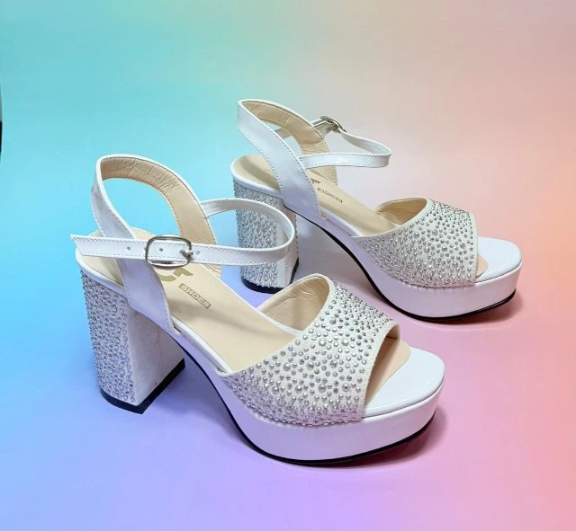 حذاء بكعب عالٍ مزين بكرستالات لامعة