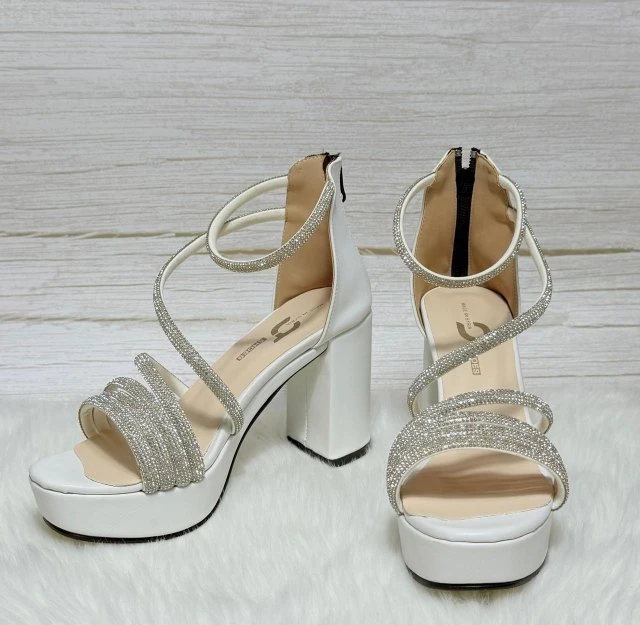 حذاء بكعب عريض بتصميم أنيق