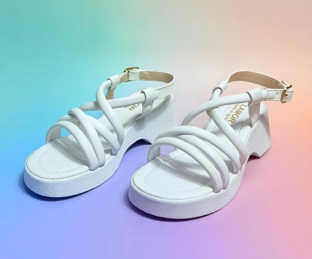 صندل بكعب بتصميم أنيق ومريح