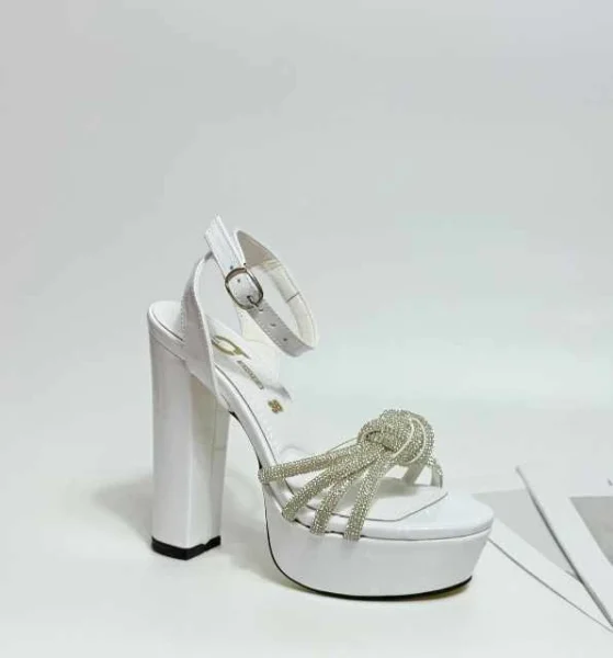 حذاء بكعب عالي