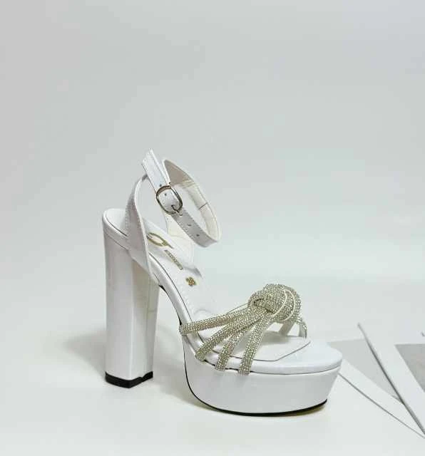 حذاء بكعب عالي