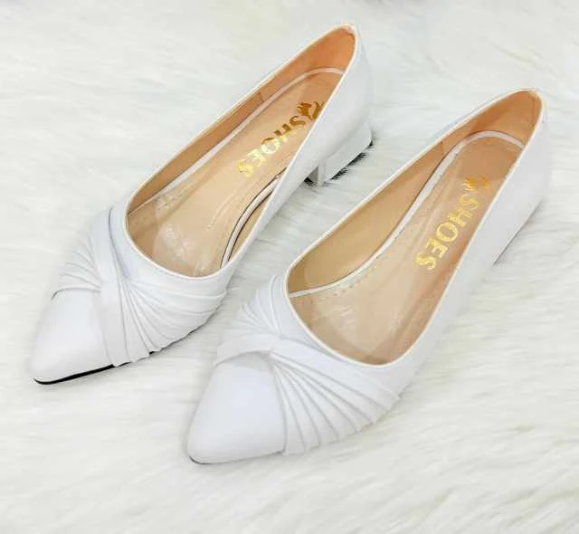 حذاء بكعب عريض بتصميم أنيق