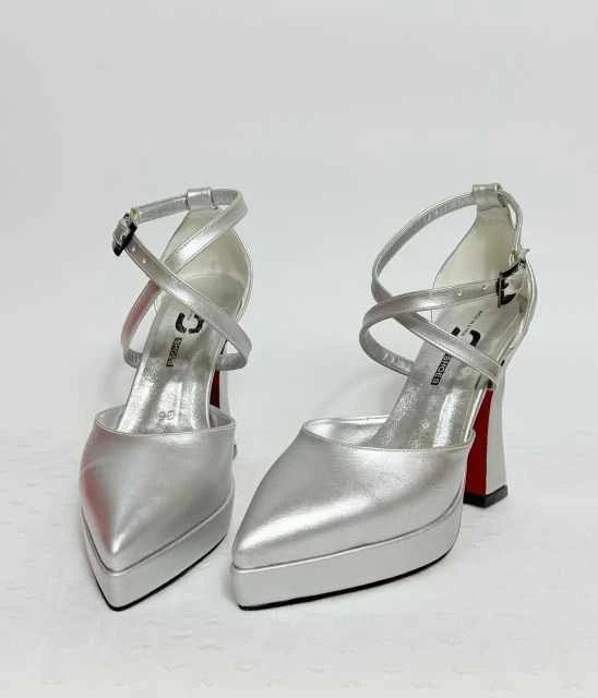 حذاء بكعب عريض