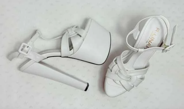 صندل بكعب عالٍ بأحزمة متقاطعة وتصميم أنيق