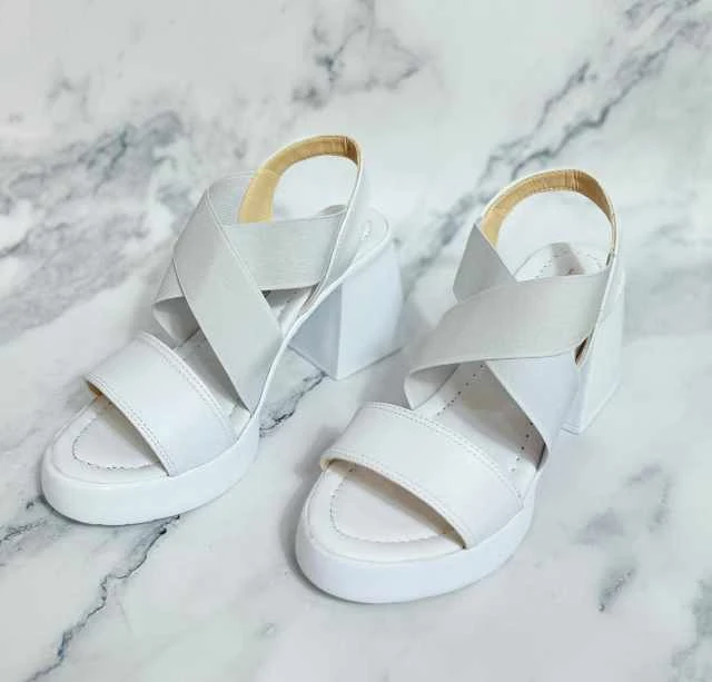 حذاء بكعب متوسط بتصميم كلاسيكي