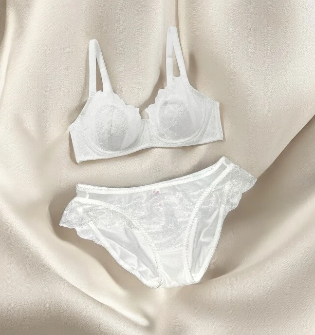 طقم داخلي دانتيل أبيض فاخر