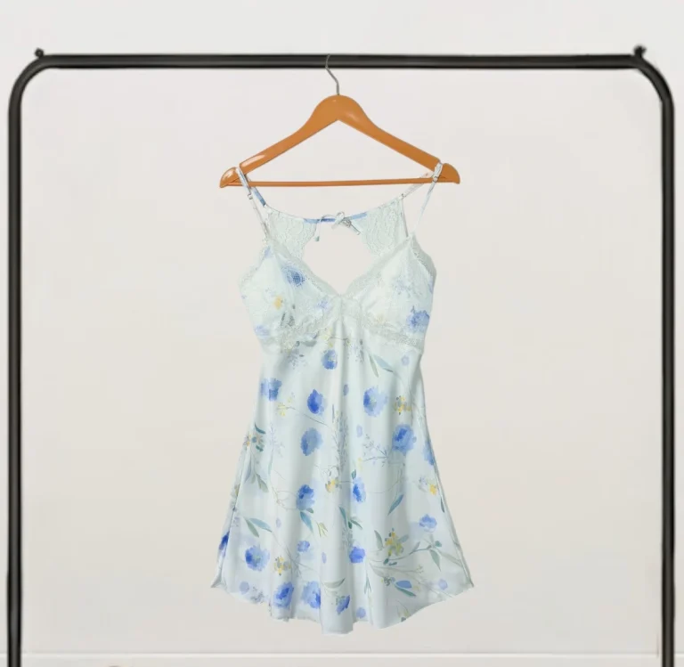 قميص نوم حريري بنقشة زهور ولمسة دانتيل