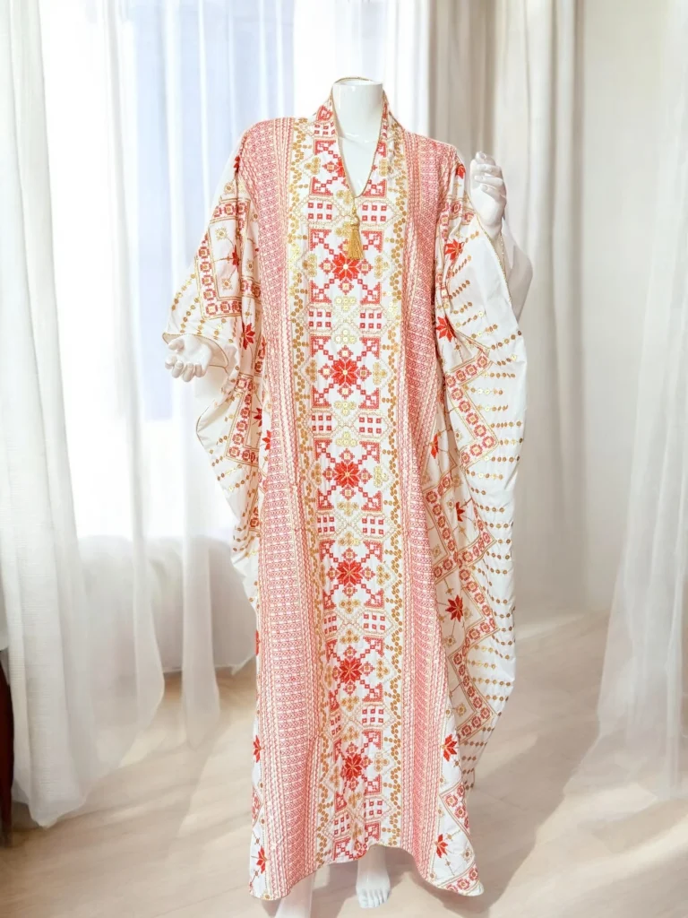 جلابية تراثية مطرزة بطابع شرقي