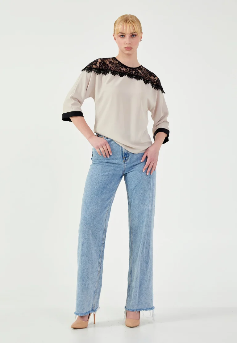 بلوزة تركية بتفاصيل دانتيل أنيقة