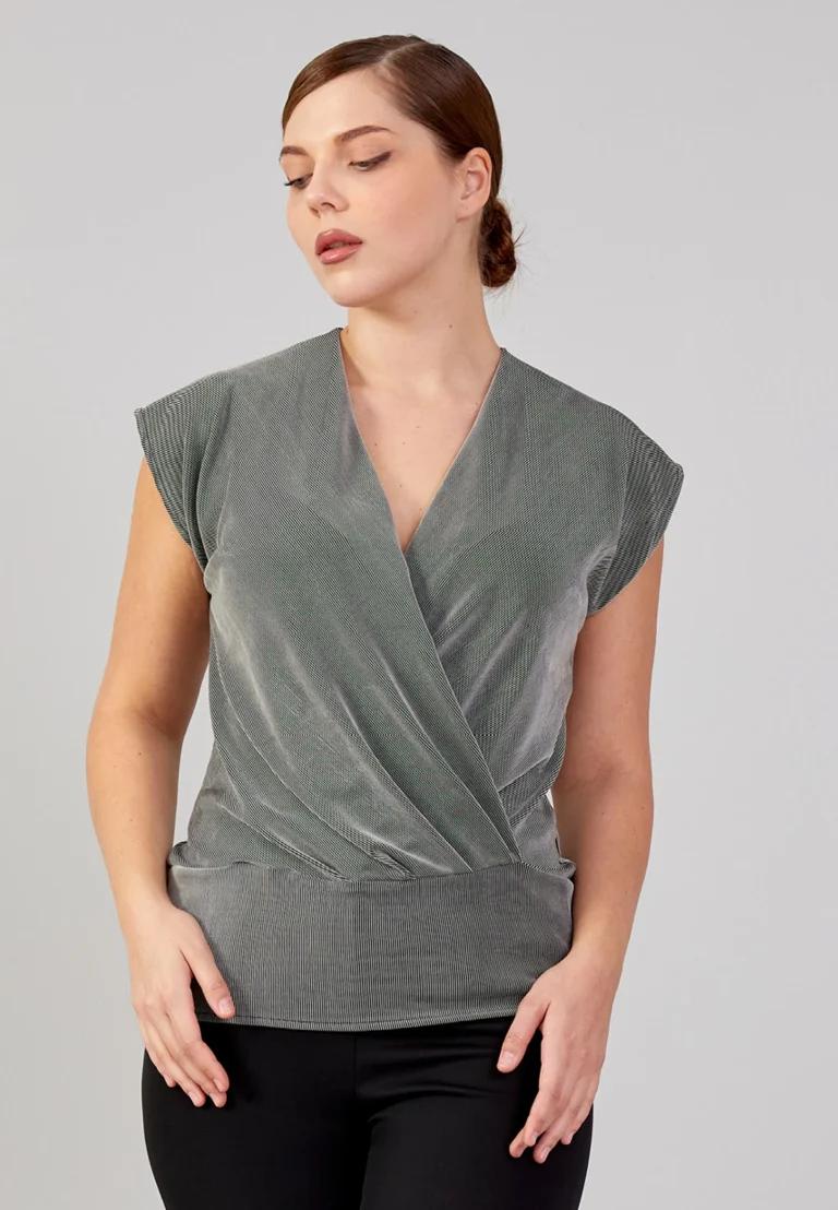 بلوزة تركية أنيقة بتصميم لفّ