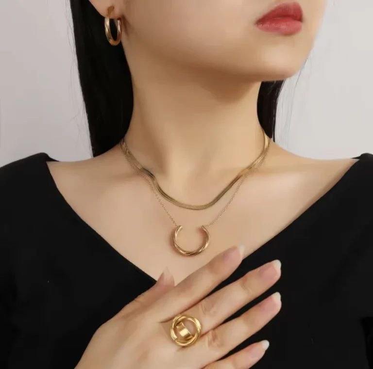 طقم إكسسوار نسائي ذهبي فاخر – ثلاث قطع