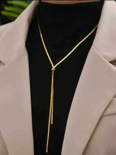 عقد عصري بلمسة ذهبية فاخرة