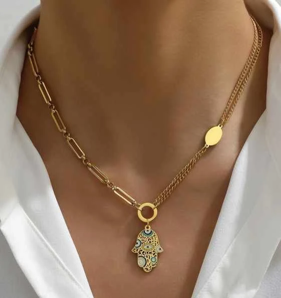 عقد باللون الذهبي بتعليقة كف