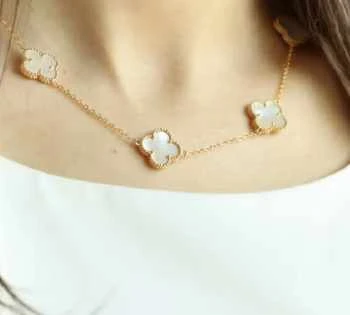 قلاده  أنيقة باللون الذهبي