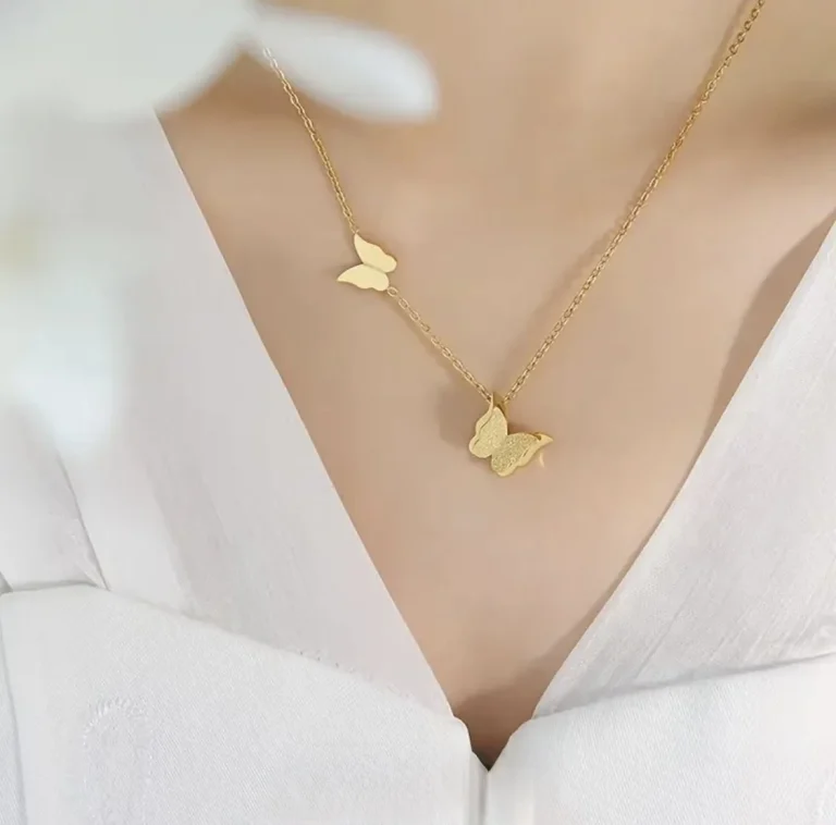 قلادة بتصميم فراشة