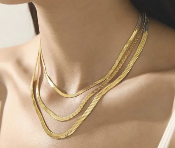 سلسال متدرج الطول باللون الذهبي