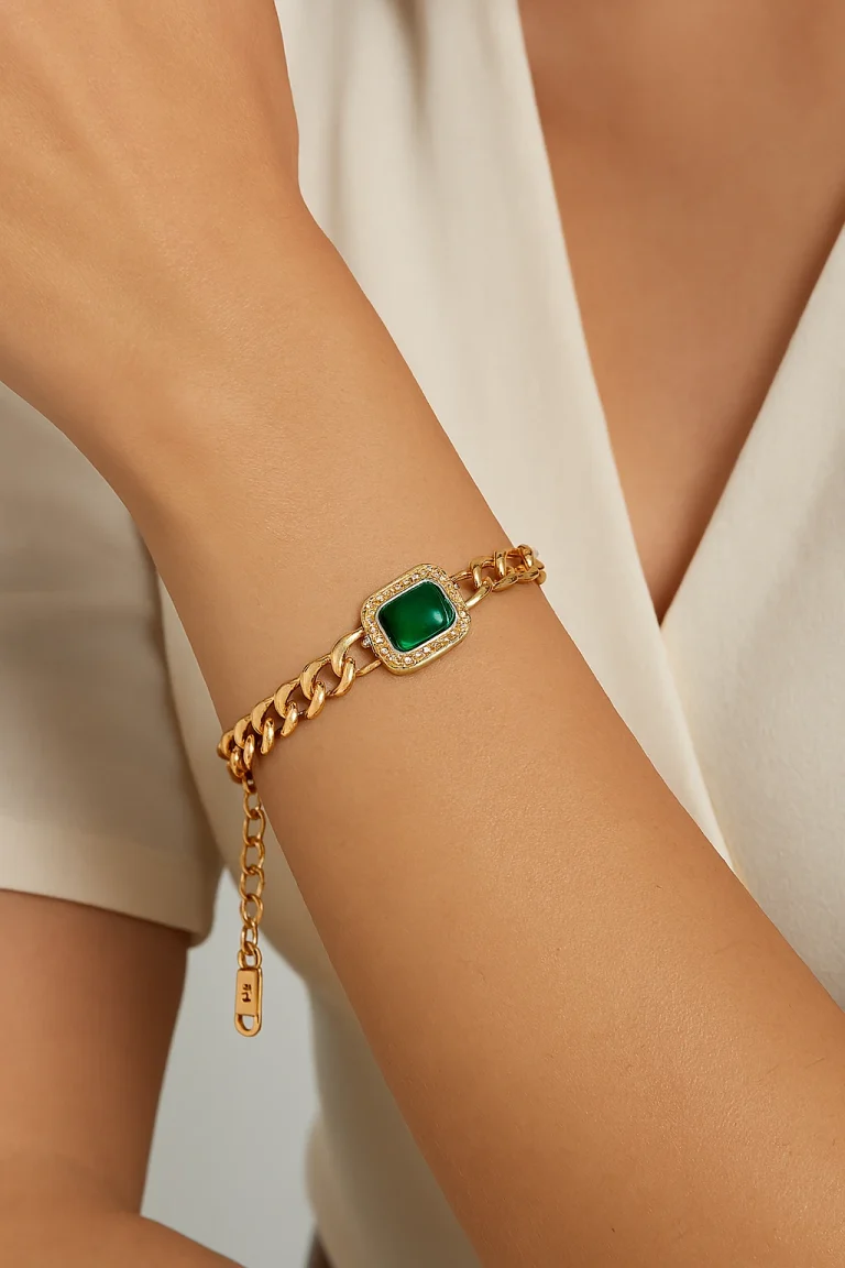 إسوارة باللون الذهبي وحجر زمردي