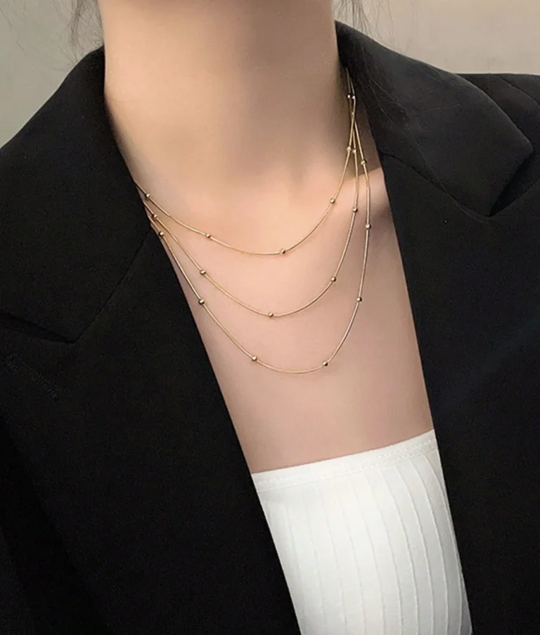 قلادة بعدة طبقات باللون الذهبي