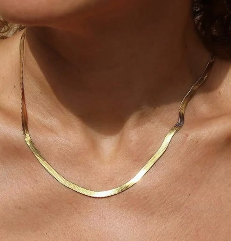 قلادة ذهبية أنيقة