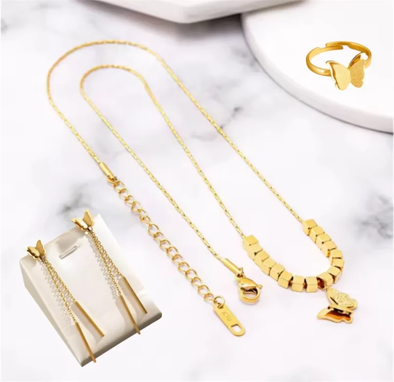 طقم بتصميم الفراشة باللون الذهبي