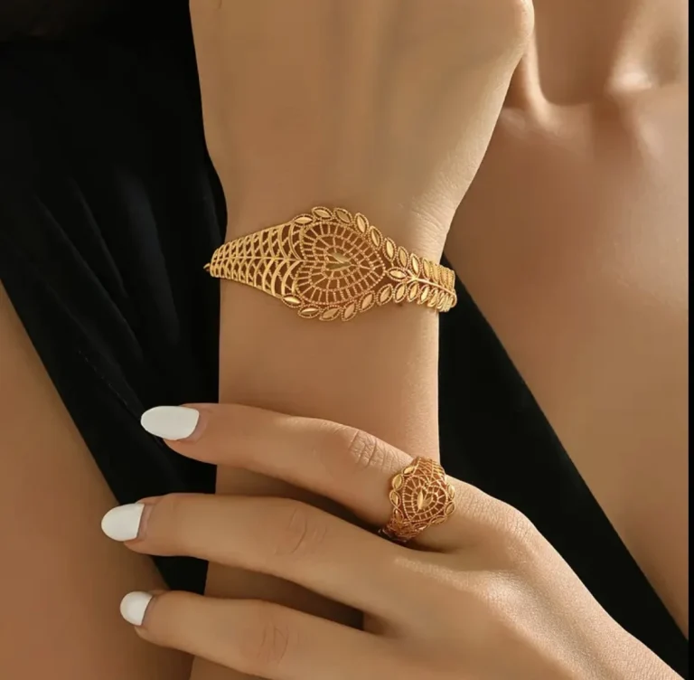 طقم إكسسوار ذهبي بنقوش فنية