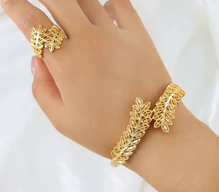 طقم إكسسوار بلون ذهبي