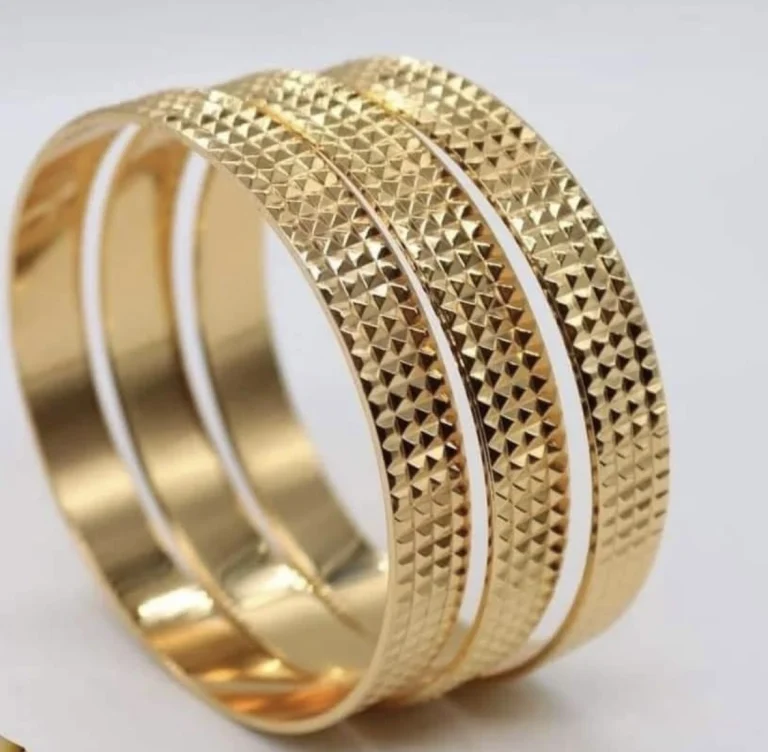 ثلاث اساور عصرية باللون الذهبي