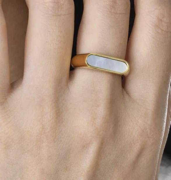 خاتم بتصميم أنيق بلون ذهبي