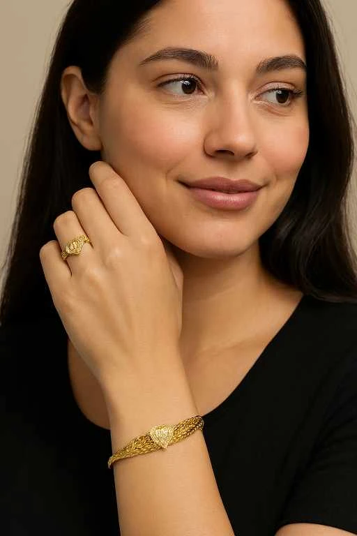 سوار وخاتم باللون الذهبي بتصميم انيق