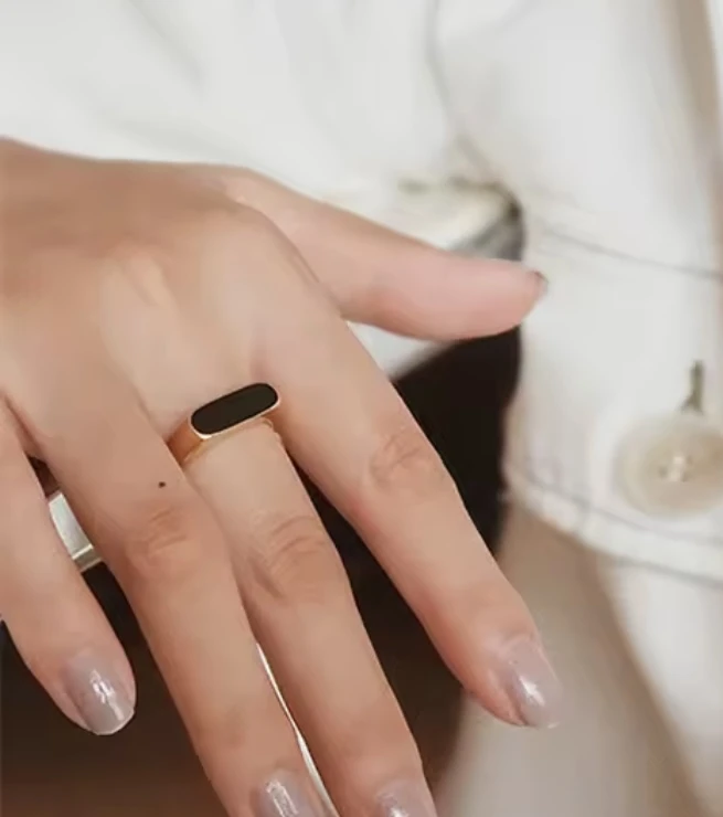 خاتم انيق باللون الذهبي المميز