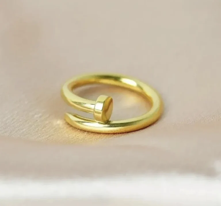 خاتم بتصميم جرئ على شكل مسمار